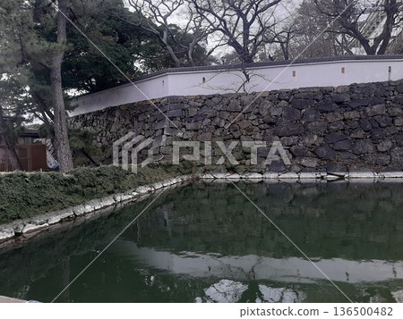 Stone walls floating in the moat 136500482