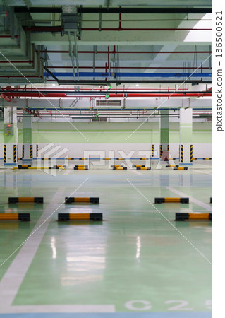 地下停車場內部，無空位 136500521