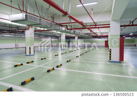 地下停車場內部,無空位 地下停車場內部,無空位 136500523