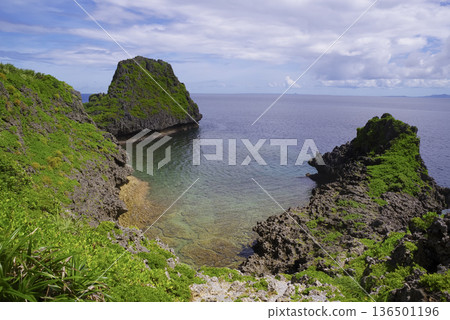 The crystal clear waters around the Blue Cave in Okinawa 136501196