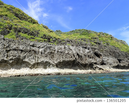 沖繩藍洞周圍清澈見底的海水 沖繩藍洞周圍清澈見底的海水 136501205