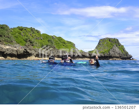 孩子們在海裡享受浮潛的樂趣 136501207