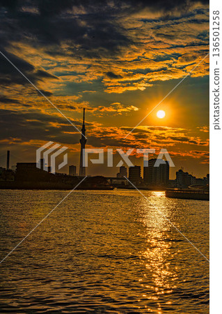夕陽下的中川與天空樹 136501258