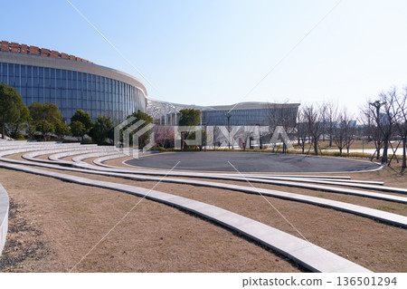 圓形廣場及現代文化設施的建築景觀。設有留白空間的城市公園。 136501294