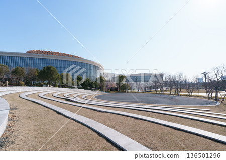 圓形廣場及現代文化設施的建築景觀。設有留白空間的城市公園。 圓形廣場及現代文化設施的建築景觀。設有留白空間的城市公園。 136501296