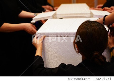 親戚關閉棺材蓋子 136501751