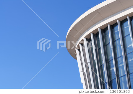 Blue sky and the curved facade of modern architecture: Beautiful urban design with vertical lines Blue sky and the curved facade of modern architecture: Beautiful urban design with vertical lines 136501863
