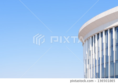 Blue sky and the curved facade of modern architecture: Beautiful urban design with vertical lines Blue sky and the curved facade of modern architecture: Beautiful urban design with vertical lines 136501865