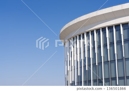 Blue sky and the curved facade of modern architecture: Beautiful urban design with vertical lines Blue sky and the curved facade of modern architecture: Beautiful urban design with vertical lines 136501866