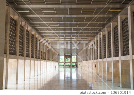 印尼雅加達伊斯蒂赫拉爾大清真寺內的對稱走廊 印尼雅加達伊斯蒂赫拉爾大清真寺內的對稱走廊 136501914