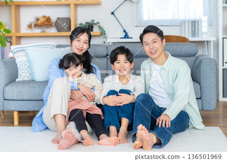 一家四口在客廳 一家四口在客廳 136501969