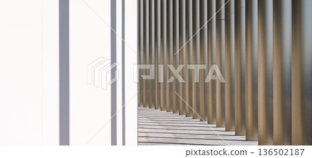 一條現代建築走廊,兩側林立著柱子:光影交錯,營造極簡設計感。 一條現代建築走廊,兩側林立著柱子:光影交錯,營造極簡設計感。 136502187