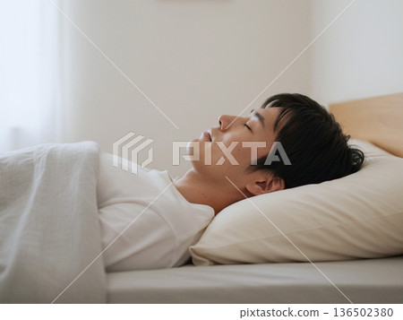 A man who sleeps well 136502380