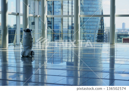 安保機器人正在走廊上移動 136502574