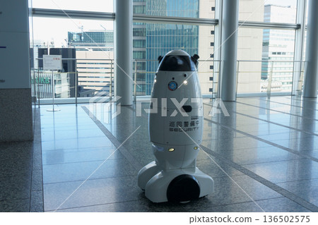 安保機器人正在走廊上移動 安保機器人正在走廊上移動 136502575