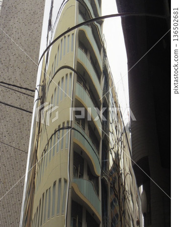建築物倒映在建築物的牆上 建築物倒映在建築物的牆上 136502681