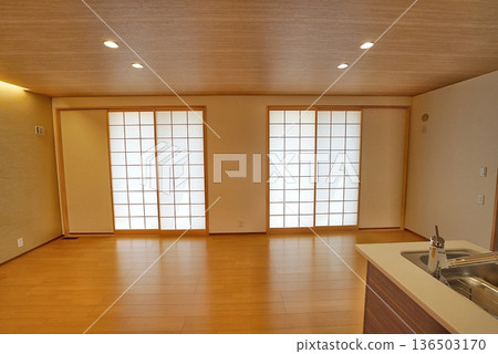 日式客廳/餐廳,配有障子門和現代廚房 日式客廳/餐廳,配有障子門和現代廚房 136503170