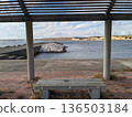 公園長椅和涼棚俯瞰大海 136503184