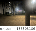 夜幕下的步行平台。夜色籠罩著城市，人行道和公寓大樓鱗次櫛比。 136503186