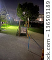 夜晚寧靜的街區公園，設有附鐘樓的遊樂場設施。 136503189