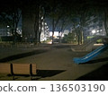住宅區公園的寧靜夜景，配有溜滑梯。 136503190
