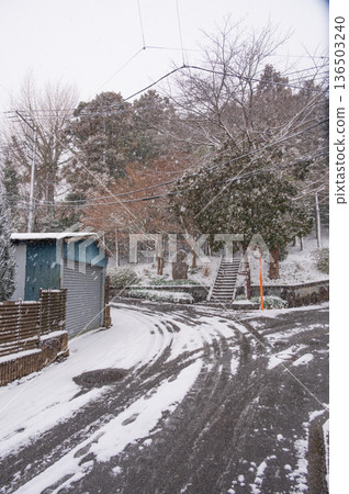 The entrance to Ishiza Shrine, Tsurumaki in winter The entrance to Ishiza Shrine, Tsurumaki in winter 136503240