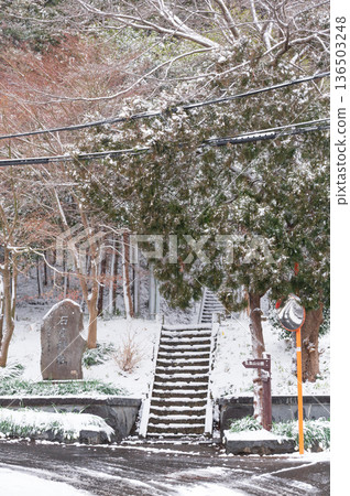 The entrance to Ishiza Shrine, Tsurumaki in winter The entrance to Ishiza Shrine, Tsurumaki in winter 136503248