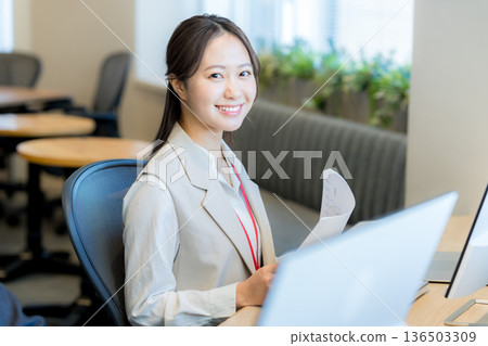 在辦公室工作的女商人 在辦公室工作的女商人 136503309