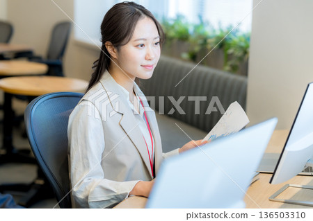 在辦公室工作的女商人 在辦公室工作的女商人 136503310