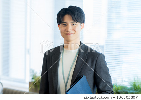 在辦公室工作的商人 136503807