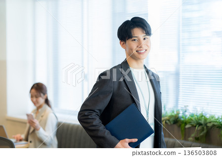 Business people working in the office 136503808