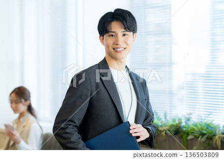 在辦公室工作的商人 136503809