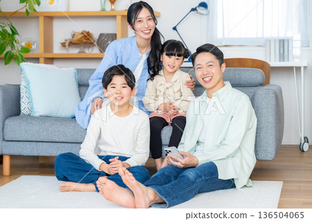 Families to live in the living room 136504065