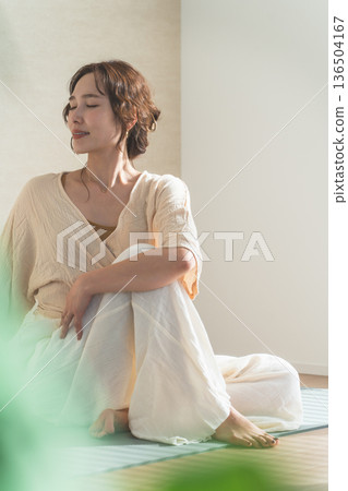 一位女士在自家客廳做瑜珈(放鬆、保健、冥想) 一位女士在自家客廳做瑜珈(放鬆、保健、冥想) 136504167