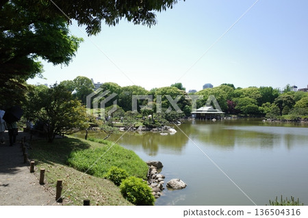 日式花園中池塘和涼亭的景色 日式花園中池塘和涼亭的景色 136504316