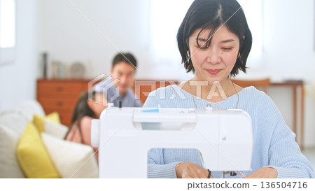 縫紉機女人的形象 136504716
