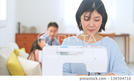 縫紉機女人的形象 136504718