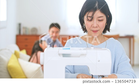 縫紉機女人的形象 136504719