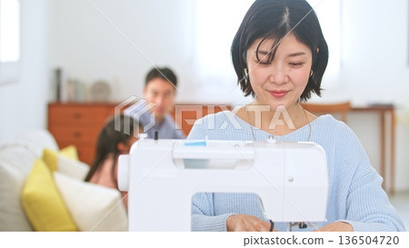 縫紉機女人的形象 136504720