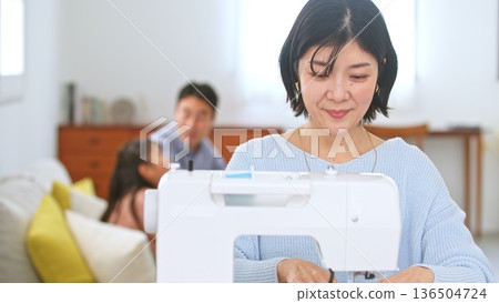 縫紉機女人的形象 136504724