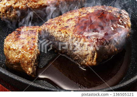 美味的漢堡牛排，盛裝在熱鐵板上 136505121
