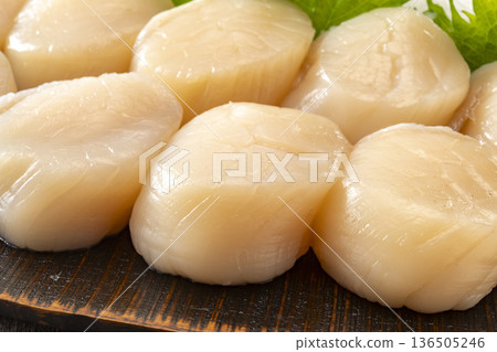 新鮮美味的扇貝刺身 136505246