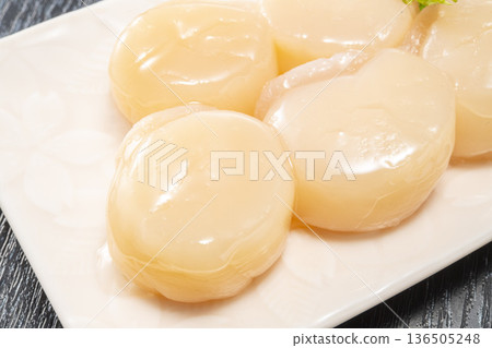 新鮮美味的扇貝刺身 136505248