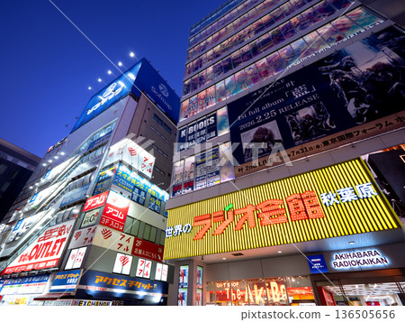 東京秋葉原廣播會館和電器街的夜景 東京秋葉原廣播會館和電器街的夜景 136505656