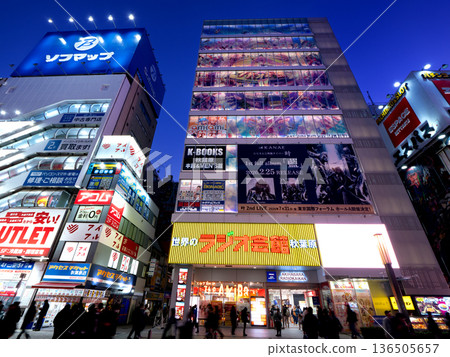 東京秋葉原廣播會館和電器街的夜景 136505657