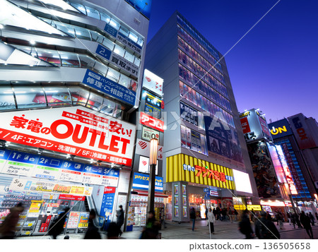 東京秋葉原廣播會館和電器街的夜景 東京秋葉原廣播會館和電器街的夜景 136505658