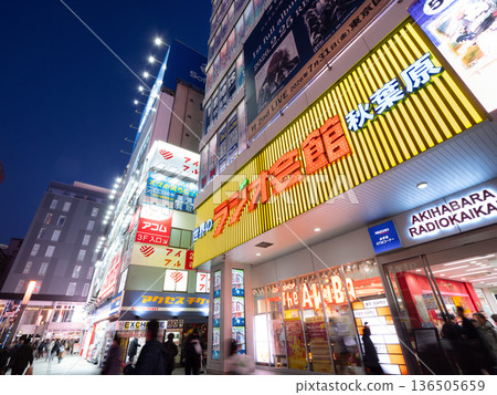 東京秋葉原廣播會館和電器街的夜景 136505659