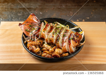 烤魷魚:街邊攤上一道美味的烤海鮮菜餚 烤魷魚:街邊攤上一道美味的烤海鮮菜餚 136505868