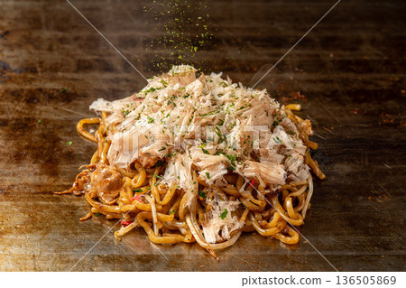 炒麵：一道經典的街頭小吃麵條，炒至香氣四溢。 136505869