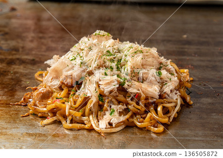 炒麵：一道經典的街頭小吃麵條，炒至香氣四溢。 136505872